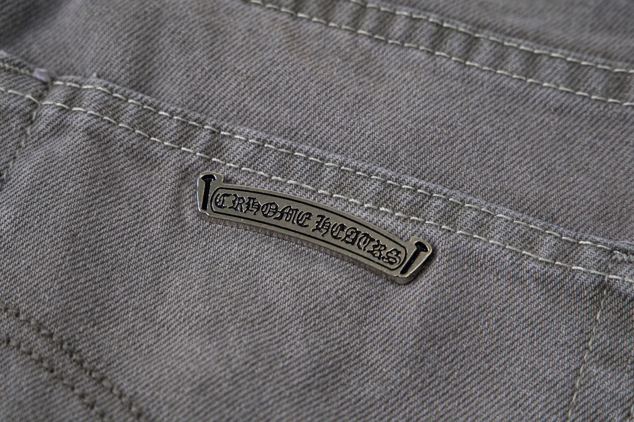 P290 Chrome Hearts Gray Cow King Jeans Multi-Leather Standard Work Jeans CH Jeans All need to be washed and then disassembled and hand-stitched with sheepskin cross leather and then spliced to complete. The whole process is too complicated to describe. About Chrome Hearts This is an extremely luxurious fashion brand that can also be called the aristocracy of the high street. It has always been an exclusive brand for some hipsters or the second generation of rich people. Compared with ordinary high streets, it is more luxurious and noble. Compared with luxury brands, it is more fashionable and individual. It has always been a brand that I have a special liking for. Style number: 1763# Color: Gray Size: 28 30 32 34 36